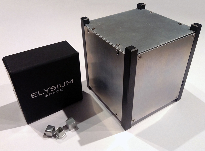 El satélite Elysium Star II y un ejemplo de las pequeñas cajitas donde van las cenizas. Imagen: Elysium Space
